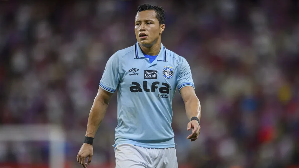 Grêmio aproveita um a mais e vence Atlético-MG com golaço de lateral