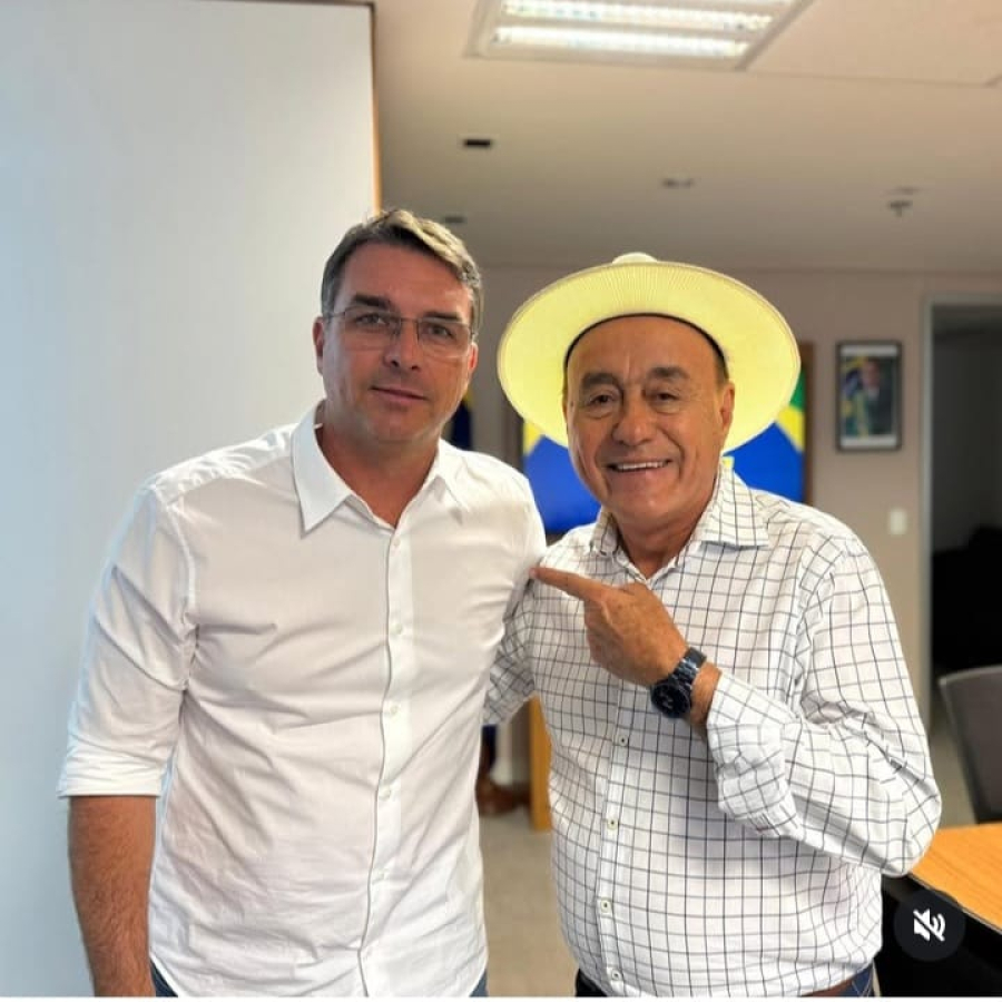 Em Brasília Bocalom publica foto com Flávio Bolsonaro e diz: