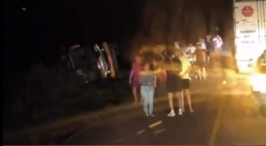 Ônibus da Transacreana tomba no KM 15 de Sena Madureira