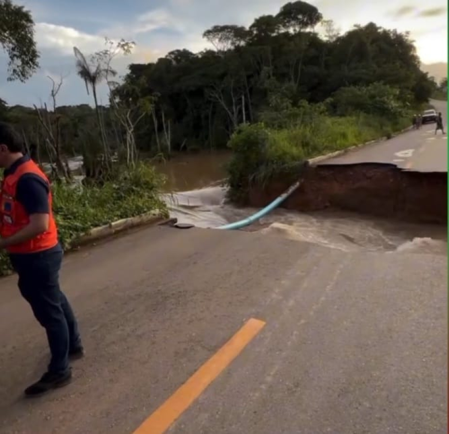 Enxurrada rompe estrada de Santo Antônio em Porto Velho