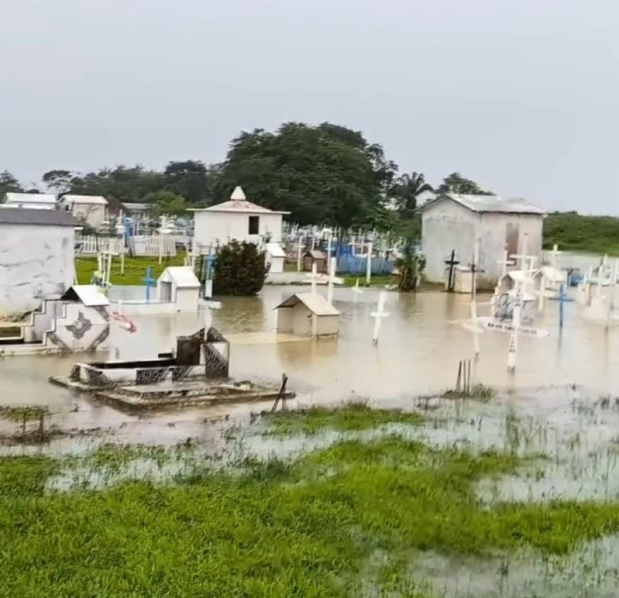 Chuva torrencial neste domingo alaga cemitério em Eirunepé/AM