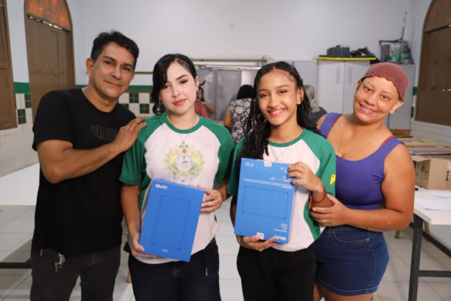 Governo entrega tabletes a estudantes em Rio Branco 