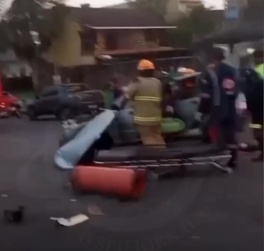 Acidente com capotamento deixa mulher presa às ferragens em Cruzeiro do Sul 