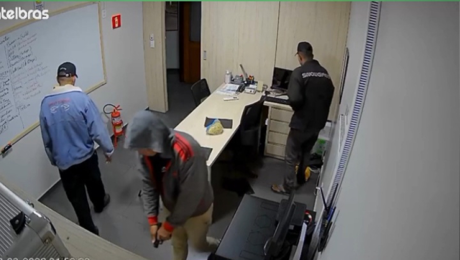 Criminosos invadem posto de combustível rendem frentistas e levam dinheiro em Rio Branco 