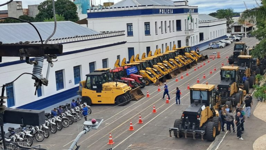 Prefeitura de Rio Branco entrega maquinarios adquiridos com recursos próprios