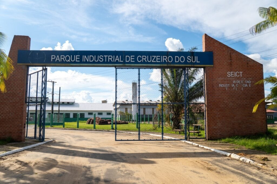 Seict vistoria reforma no parque industrial de Cruzeiro do Sul buscando aquecer o setor moveleiro
