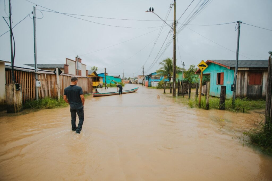 Familias atingidas pela cheia em Cruzeiro do sul recebem apoio do Estado e Prefeitura