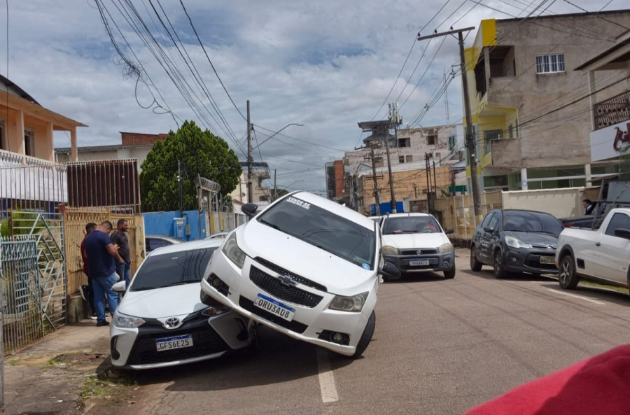 Carro vai parar em cima de capô após motorista se assustar com buzina