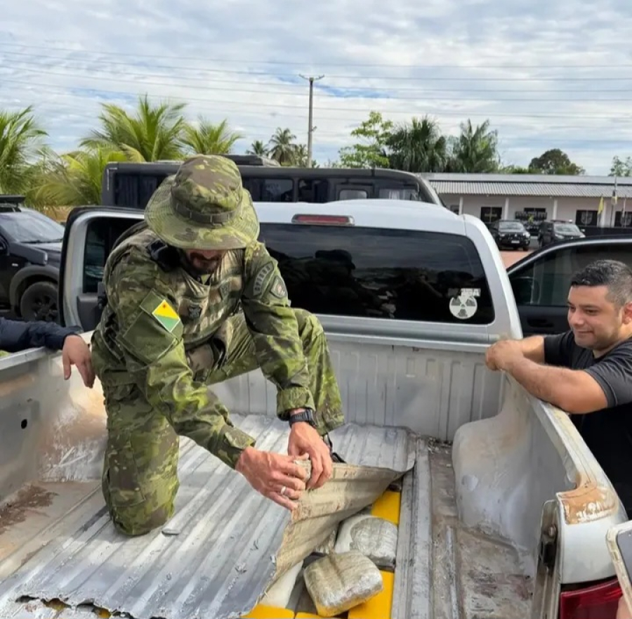 Gefron aprende quase 40 kl de entorpecentes em fundo falso de caminhonete 