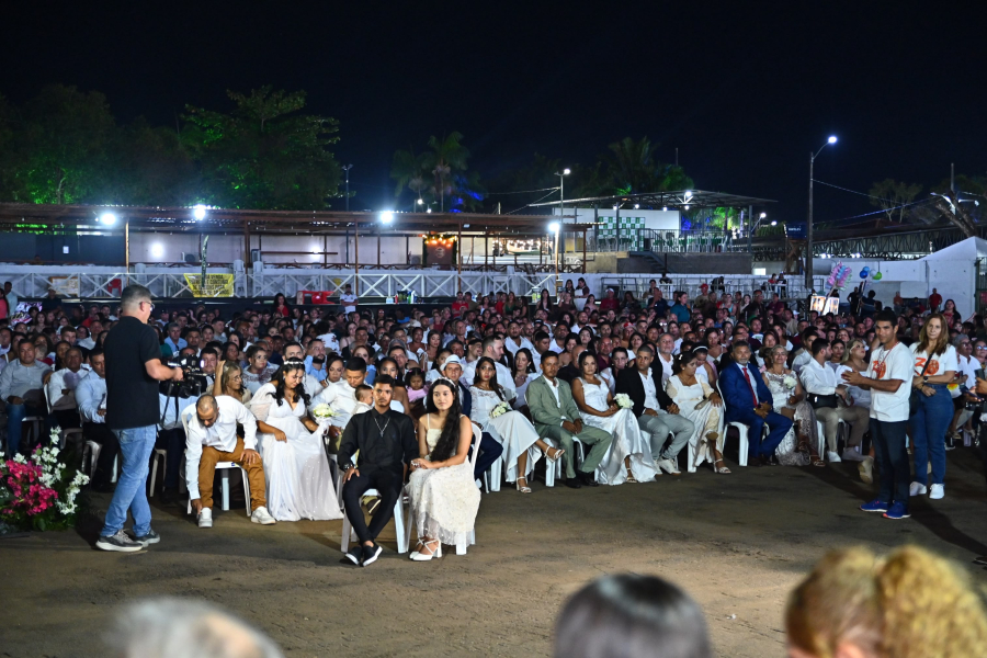 Casamento coletivo é realizado na sétima noite de Expoacre 