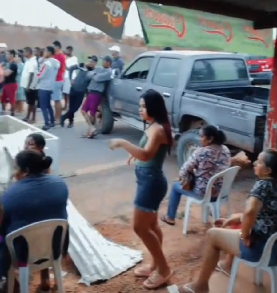 Produtores bloqueiam BR-364 a 80 KM de Cruzeiro do Sul em busca de melhores condições 